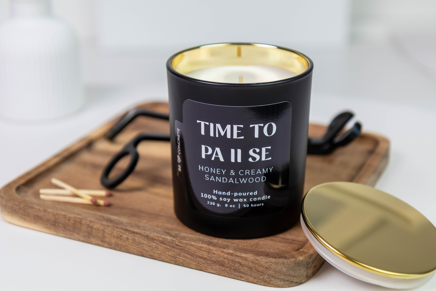 Medaus ir sandalmedžio kvapo sojų vaško žvakė – „Time to Pause“ - Image 4