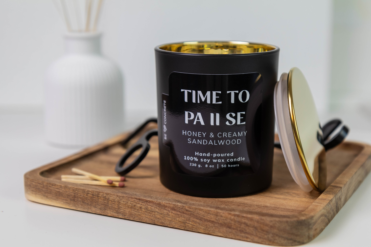 Medaus ir sandalmedžio kvapo sojų vaško žvakė – „Time to Pause“ - Image 3