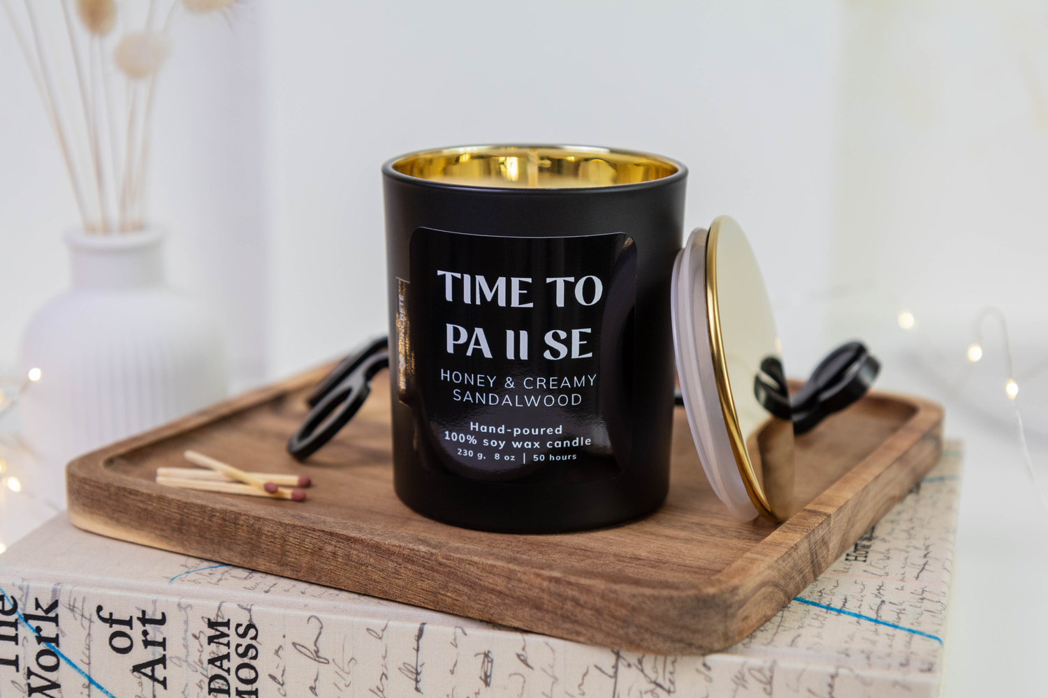 Medaus ir sandalmedžio kvapo sojų vaško žvakė – „Time to Pause“ - Image 2