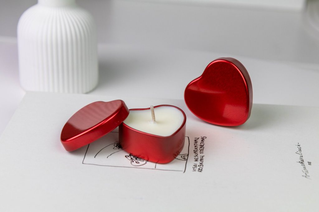 Heart Shaped Soy Wax Candle for Valentine`s Day - Raspberries Scent