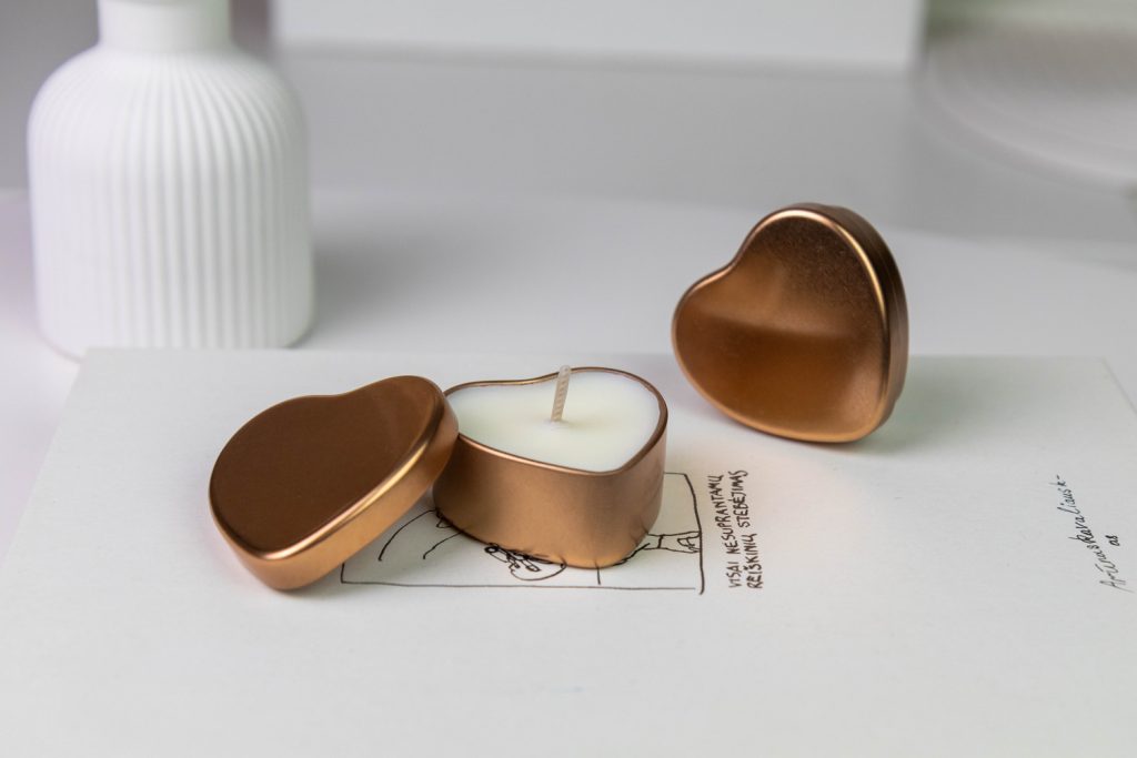 Heart Shaped Soy Wax Candle for Valentine`s Day - Vanilla & Patchouli Scent